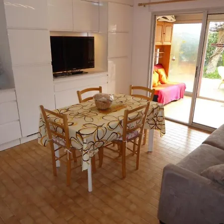 Rez-de-jardin A Agde: 2 Pieces Cabine, 6 Pers, Plage Et Commerces A Pied, Parking Prive - Fr-1-723-100 * Agde